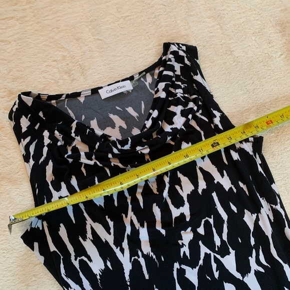 Calvin Kline EUC top. Black and white, no wrinkle, small - Picture 7 of 8